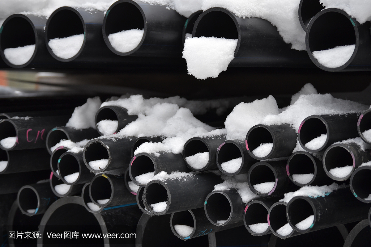 成品仓库里的塑料管堆在雪里
